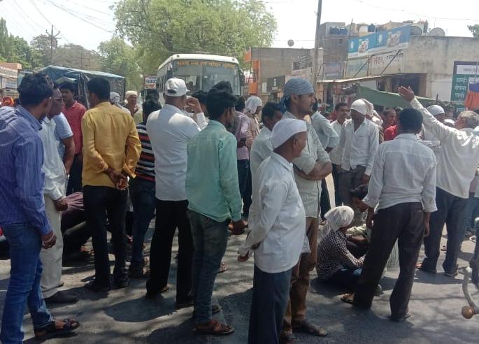 Road to the street | सटाण्यात कांदाप्रश्नी रास्तारोको