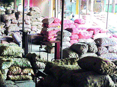 Ministry of onion productive intervention | कांदा उत्पादकाची मंत्रालयातून दखल Ministry of onion productive intervention | कांदा उत्पादकाची मंत्रालयातून दखल