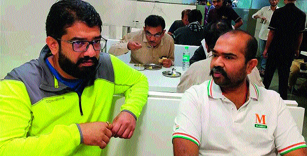 After tea, Happy Friendship Day says 'Tea Pay Talk'! | मिसळनंतर ‘हॅपी फ्रेंडशिप डे’ म्हणत ‘चाय पे चर्चा’!