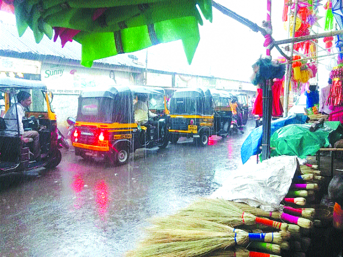 Satara, Mahabaleshwar collapsed | सातारा, महाबळेश्वरला झोडपले Satara, Mahabaleshwar collapsed | सातारा, महाबळेश्वरला झोडपले