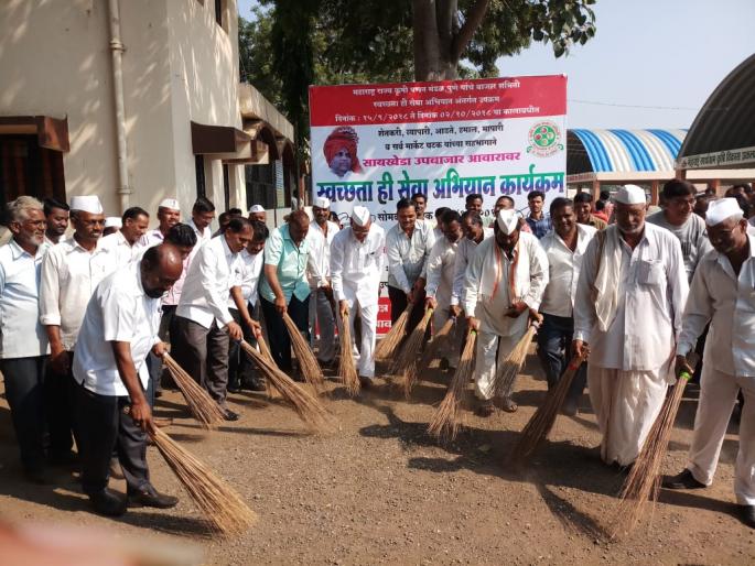 Sanchida Market Committee premises cleanliness campaign | सायखेडा बाजार समितीच्या आवारात स्वच्छता मोहीम Sanchida Market Committee premises cleanliness campaign | सायखेडा बाजार समितीच्या आवारात स्वच्छता मोहीम