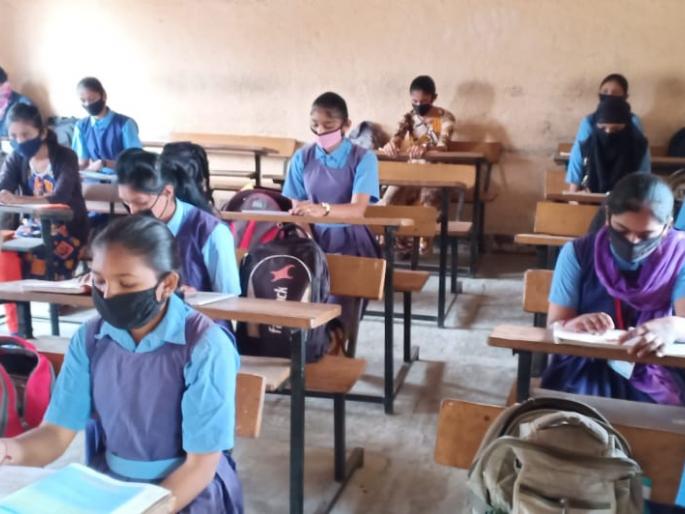 The school grounds are crowded with students | विद्यार्थ्यांमुळे गजबजला शाळेचा परिसर