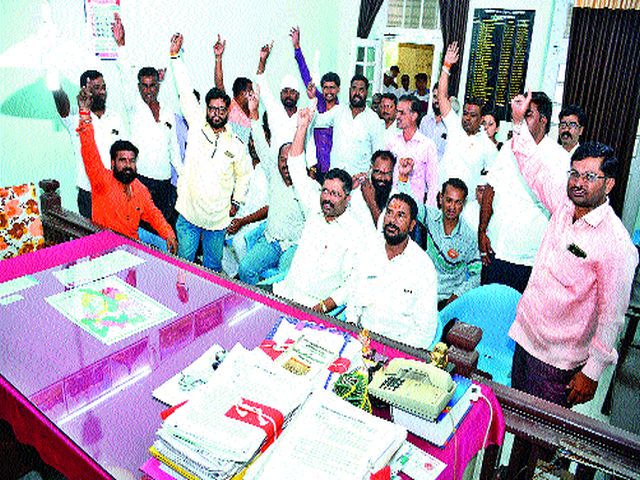 Shivsainik's stance in the Tehsil office | तहसील कार्यालयात शिवसैनिकांचा ठिय्या Shivsainik's stance in the Tehsil office | तहसील कार्यालयात शिवसैनिकांचा ठिय्या