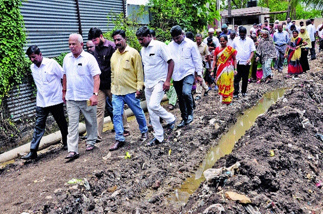 Embarrassment of the officers from the tribunal- Shamrao Nagar Question: Angered: | आमदारांकडून अधिकाऱ्यांची कानउघाडणी -शामरावनगरप्रश्नी नाराजी : लागेल तेवढा मुरुम टाकण्याचे आदेश, Embarrassment of the officers from the tribunal- Shamrao Nagar Question: Angered: | आमदारांकडून अधिकाऱ्यांची कानउघाडणी -शामरावनगरप्रश्नी नाराजी : लागेल तेवढा मुरुम टाकण्याचे आदेश,