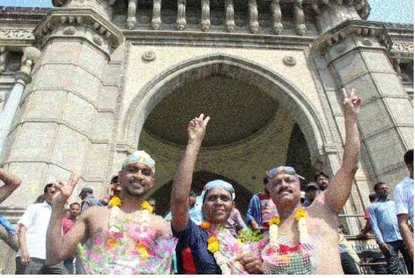 Five kilometer swimming pool in the Arabian Sea: The record of the family of Patil: Shirval's pride | अरबी समुद्रात पाच किलोमीटर पोहण्याचा भांडे-पाटील कुटुंबाचा विक्रम : शिरवळचा गौरव Five kilometer swimming pool in the Arabian Sea: The record of the family of Patil: Shirval's pride | अरबी समुद्रात पाच किलोमीटर पोहण्याचा भांडे-पाटील कुटुंबाचा विक्रम : शिरवळचा गौरव