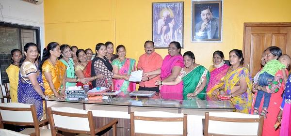 Restrict vehicles to market day by day, demand for savings group women | बाजारपेठेत वाहनांना बाजारादिवशी प्रतिबंध करा, बचतगट महिलांची मागणी  Restrict vehicles to market day by day, demand for savings group women | बाजारपेठेत वाहनांना बाजारादिवशी प्रतिबंध करा, बचतगट महिलांची मागणी