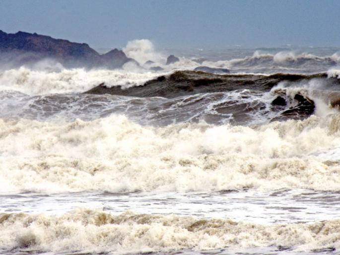 The south wind swept the sea, boats in Devgad port | दक्षिणेकडील वाऱ्याने समुद्र खवळला, नौका देवगड बंदरात The south wind swept the sea, boats in Devgad port | दक्षिणेकडील वाऱ्याने समुद्र खवळला, नौका देवगड बंदरात