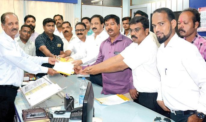 Sindhudurg: ... take action on those drivers: Parashuram Upkar, Sub-Regional Transport Department requesting | सिंधुदुर्ग :...त्या वाहनचालकांवर कारवाई करा : परशुराम उपरकर,  परिवहन विभागाला निवेदन