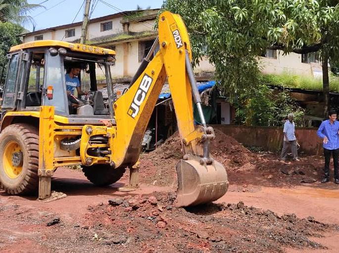 Initiation of kadal potholes, initiation from Nagar Panchayat | कुडाळात खड्डे बुजविण्यास सुरू, नगरपंचायतीकडून पुढाकार Initiation of kadal potholes, initiation from Nagar Panchayat | कुडाळात खड्डे बुजविण्यास सुरू, नगरपंचायतीकडून पुढाकार