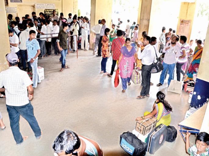 Sindhudurg: On the way back from Chakarmani, all the trains in Konkan are full | सिंधुदुर्ग: चाकरमानी निघाले परतीच्या मार्गावर, कोकणातील सर्व रेल्वे गाड्या फुल्ल Sindhudurg: On the way back from Chakarmani, all the trains in Konkan are full | सिंधुदुर्ग: चाकरमानी निघाले परतीच्या मार्गावर, कोकणातील सर्व रेल्वे गाड्या फुल्ल