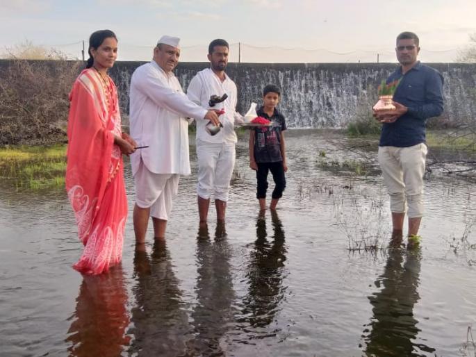 Malwadi dam overflow after one heat | एक तपानंतर माळवाडी धरण ओव्हर फ्लो Malwadi dam overflow after one heat | एक तपानंतर माळवाडी धरण ओव्हर फ्लो