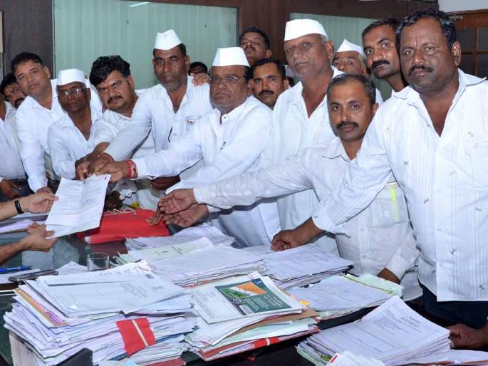 Enclose tahsildars for fodder camps | चारा छावण्यांसाठी तहसीलदारांना साकडे Enclose tahsildars for fodder camps | चारा छावण्यांसाठी तहसीलदारांना साकडे