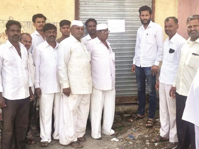 Seal ration shop at Pangri | पांगरी येथील रेशन दुकान सील