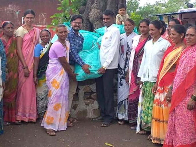 Free seed for women of saving groups at Deshwadi | देशवंडी येथे बचत गटांच्या महिलांना मोफत बियाणे Free seed for women of saving groups at Deshwadi | देशवंडी येथे बचत गटांच्या महिलांना मोफत बियाणे