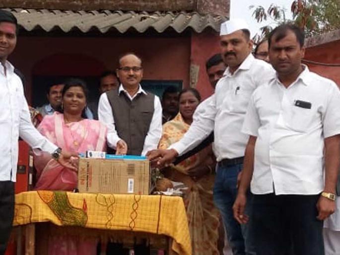 Provide computer to women's head of AWWWWA school | आडवाडी शाळेस महिला अध्यक्षांकडून संगणक प्रदान Provide computer to women's head of AWWWWA school | आडवाडी शाळेस महिला अध्यक्षांकडून संगणक प्रदान