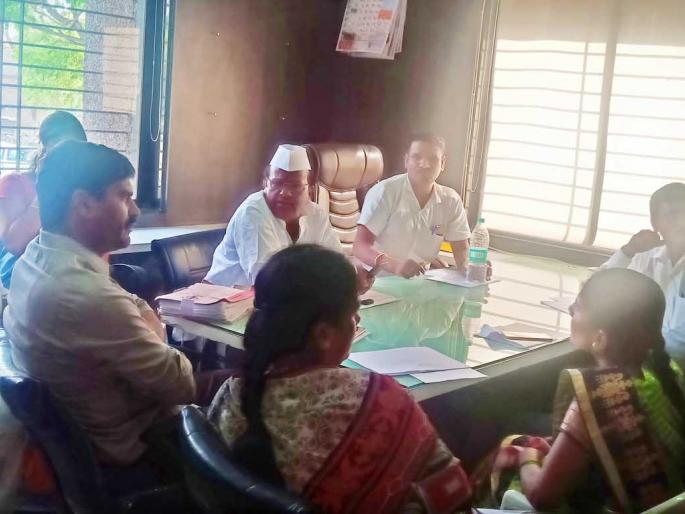 Time to take the review meeting to the meeting of the chairmen | आढावा बैठक सभापतींच्या दालनात घेण्याची वेळ Time to take the review meeting to the meeting of the chairmen | आढावा बैठक सभापतींच्या दालनात घेण्याची वेळ