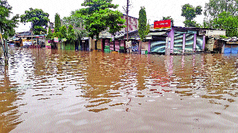 Bhilwadi Bazar is the place of 'Krishna' proof | भिलवडी बाजारात ‘कृष्णे’च्या पुराचे ठाण Bhilwadi Bazar is the place of 'Krishna' proof | भिलवडी बाजारात ‘कृष्णे’च्या पुराचे ठाण