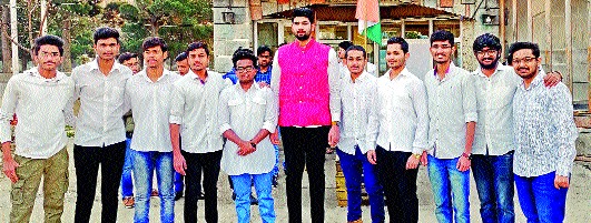 Georgia banned from communicating with ... | संचारबंदीमुळे कळवणचा शुभम अडकला जॉर्जियात... Georgia banned from communicating with ... | संचारबंदीमुळे कळवणचा शुभम अडकला जॉर्जियात...