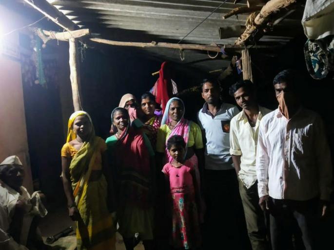 After waiting for fifty years, electricity reached Pardhi | तब्बल पन्नास वर्षांच्या प्रतीक्षेनंतर पारधी वस्तीवर पोहचली वीज After waiting for fifty years, electricity reached Pardhi | तब्बल पन्नास वर्षांच्या प्रतीक्षेनंतर पारधी वस्तीवर पोहचली वीज
