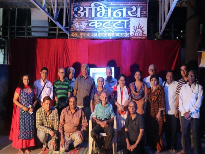 Thane Senior Citizen increased the cost of entertainment for 92 years | ठाण्यातील जेष्ठ नागरिक संगीत कट्ट्यावर ९२ वर्षाच्या भाटेआजोबानी वाढवला उत्साह Thane Senior Citizen increased the cost of entertainment for 92 years | ठाण्यातील जेष्ठ नागरिक संगीत कट्ट्यावर ९२ वर्षाच्या भाटेआजोबानी वाढवला उत्साह