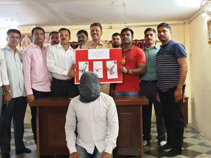 Two revolvers from Wasind, one with a live cartridge and one arrested | वासिंद येथून दोन रिव्हॉल्वर, जिवंत काडतुसांसह एकाला अटक Two revolvers from Wasind, one with a live cartridge and one arrested | वासिंद येथून दोन रिव्हॉल्वर, जिवंत काडतुसांसह एकाला अटक