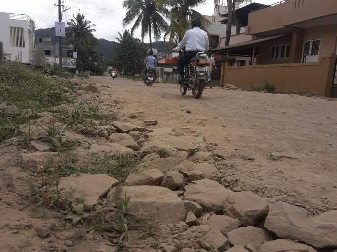 Dirt roads uneven breathing! | धुळीने माखलेले रस्ते अन गुदमरलेले श्वास!, कॉलन्या ओसाड Dirt roads uneven breathing! | धुळीने माखलेले रस्ते अन गुदमरलेले श्वास!, कॉलन्या ओसाड