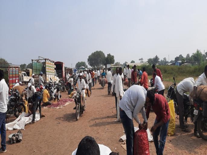Fifteen kilograms of onion was also sold due to speed ...! | तेजीमुळे अवघा पंधरा किलो कांदाही विक्रीला...! Fifteen kilograms of onion was also sold due to speed ...! | तेजीमुळे अवघा पंधरा किलो कांदाही विक्रीला...!
