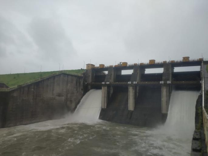 The offspring remained stable in the Urmodi dam area | उरमोडी धरण परिसरात संततधार कायम, धरणाचे दोन वक्री दरवाजे उघडले The offspring remained stable in the Urmodi dam area | उरमोडी धरण परिसरात संततधार कायम, धरणाचे दोन वक्री दरवाजे उघडले