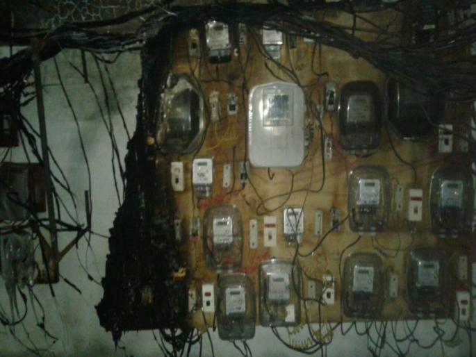 A fire in a Gayatri business complex in Chalisgaon | चाळीसगाव शहरातील गायत्री व्यापारी संकुलात आग