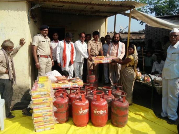 Gas Canection Allotted by Vanavibadh for stop tree cuting at Kumbhari Budruk | कुंभारी बुद्रुक येथे वृक्षतोड थांबविण्यासाठी वनविभागातर्फे गॅस कनेक्शन वाटप Gas Canection Allotted by Vanavibadh for stop tree cuting at Kumbhari Budruk | कुंभारी बुद्रुक येथे वृक्षतोड थांबविण्यासाठी वनविभागातर्फे गॅस कनेक्शन वाटप