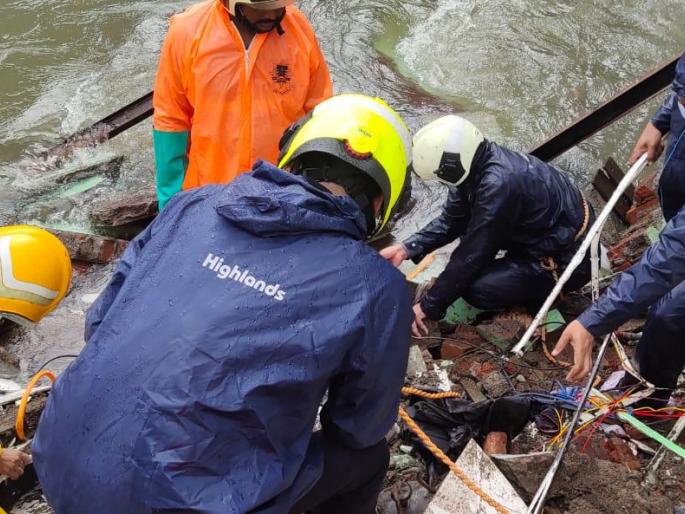 House collapses in Santa Cruz-Wacola canal; One and a half year old girl dies, two girls missing along with a woman | सांताक्रूझ-वाकोला नाल्यात घर कोसळले; दीड वर्षीय चिमुकलीसह दोन जणांचा मृत्यू House collapses in Santa Cruz-Wacola canal; One and a half year old girl dies, two girls missing along with a woman | सांताक्रूझ-वाकोला नाल्यात घर कोसळले; दीड वर्षीय चिमुकलीसह दोन जणांचा मृत्यू