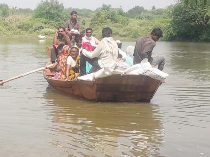 The people of this village have to travel by boat to reach home from the village | गावातून घर गाठण्यासाठी या गावातील लोकांना करावा लागतोय होडीतून प्रवास The people of this village have to travel by boat to reach home from the village | गावातून घर गाठण्यासाठी या गावातील लोकांना करावा लागतोय होडीतून प्रवास