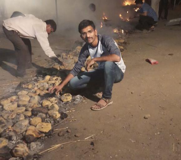 Mahaprasad of the bartery made from one hundred and thirty gram of wheat at Verdi | वर्डी येथे दीडशे पोती गव्हापासून बनविला बट्टीचा महाप्रसाद Mahaprasad of the bartery made from one hundred and thirty gram of wheat at Verdi | वर्डी येथे दीडशे पोती गव्हापासून बनविला बट्टीचा महाप्रसाद