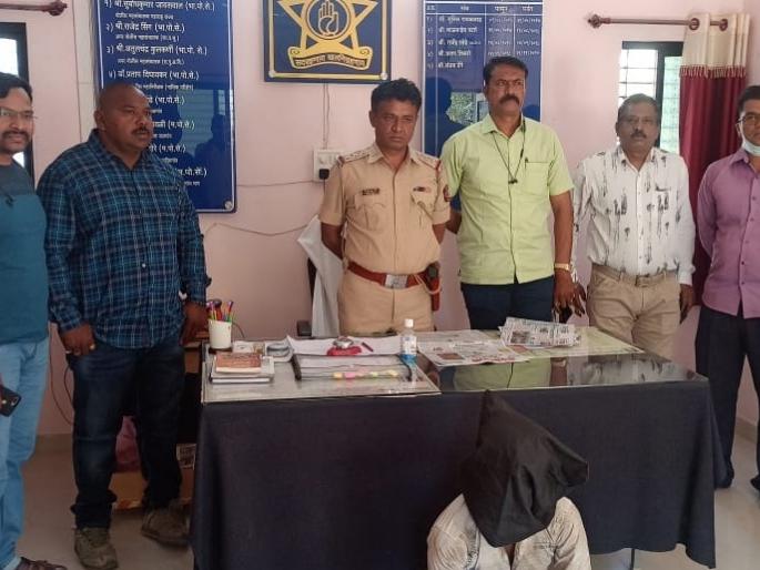 Arrested for kidnapping Chimukalis in Chalisgaon | चाळीसगावी चिमुकलीस पळविणारा जेरबंद Arrested for kidnapping Chimukalis in Chalisgaon | चाळीसगावी चिमुकलीस पळविणारा जेरबंद