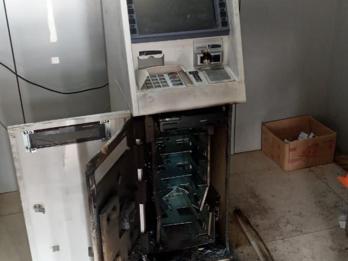Thieves face the camera at the ATMs of thieves | सीसीटीव्ही कॅमेऱ्याचे तोंड काळे करत चोरट्यांचा एटीएमवर डल्ला  Thieves face the camera at the ATMs of thieves | सीसीटीव्ही कॅमेऱ्याचे तोंड काळे करत चोरट्यांचा एटीएमवर डल्ला