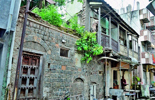 Indifference to dangerous buildings | धोकादायक इमारतींबाबत उदासीनता Indifference to dangerous buildings | धोकादायक इमारतींबाबत उदासीनता
