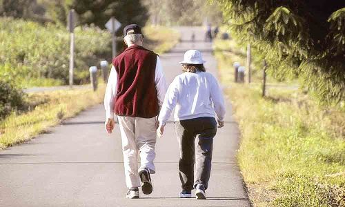 Morning walk on the road is fatal | रस्त्यावरील मॉर्निंग वॉक ठरतोय जीवघेणा Morning walk on the road is fatal | रस्त्यावरील मॉर्निंग वॉक ठरतोय जीवघेणा