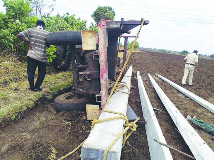 One killed, three injured in tractor accident | ट्रॅक्टर अपघातात एक ठार, तीन जखमी One killed, three injured in tractor accident | ट्रॅक्टर अपघातात एक ठार, तीन जखमी