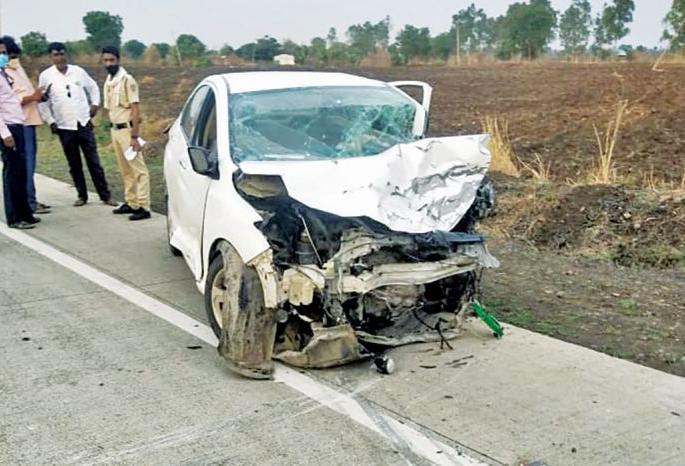 Head-on collision of two vehicles; One was killed on the spot | दोन वाहनांची समोरासमोरर धडक; एक जण जागीच ठार Head-on collision of two vehicles; One was killed on the spot | दोन वाहनांची समोरासमोरर धडक; एक जण जागीच ठार