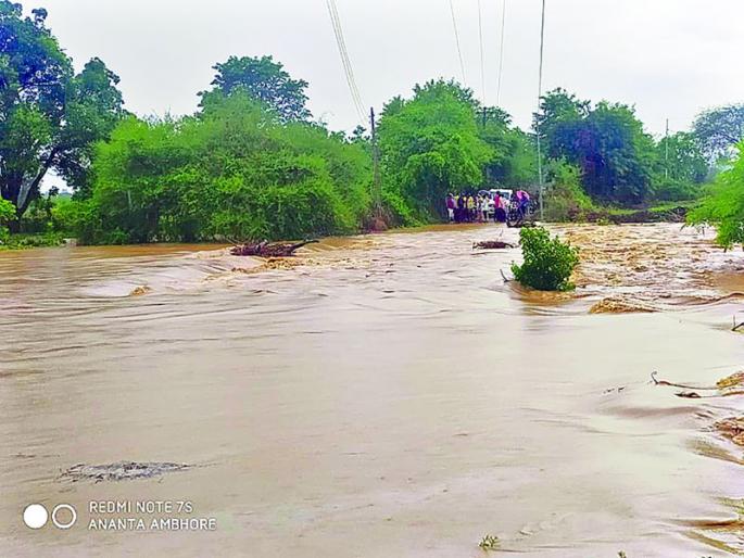 Incessant rains in Washim district; Rithad village flooded | वाशिम जिल्ह्यात संततधार पाऊस; रिठद गावाला पुराचा वेढा; संपर्क तुटला ! Incessant rains in Washim district; Rithad village flooded | वाशिम जिल्ह्यात संततधार पाऊस; रिठद गावाला पुराचा वेढा; संपर्क तुटला !