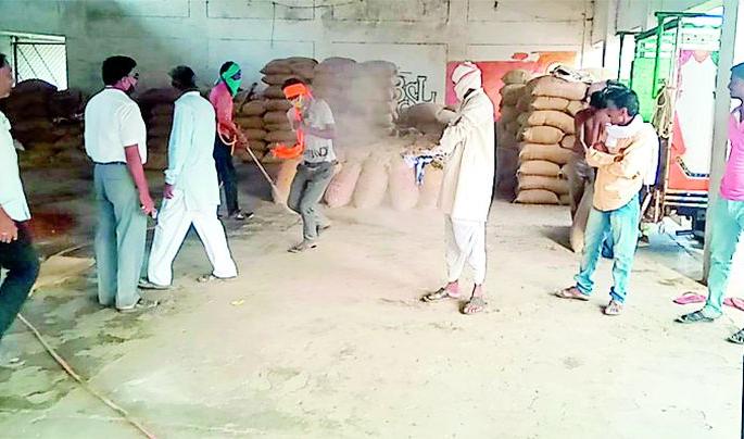 Beginning to buy farmers' goods through tokens | टोकनद्वारे शेतकऱ्यांच्या शेतमाल खरेदीला सुरूवात Beginning to buy farmers' goods through tokens | टोकनद्वारे शेतकऱ्यांच्या शेतमाल खरेदीला सुरूवात