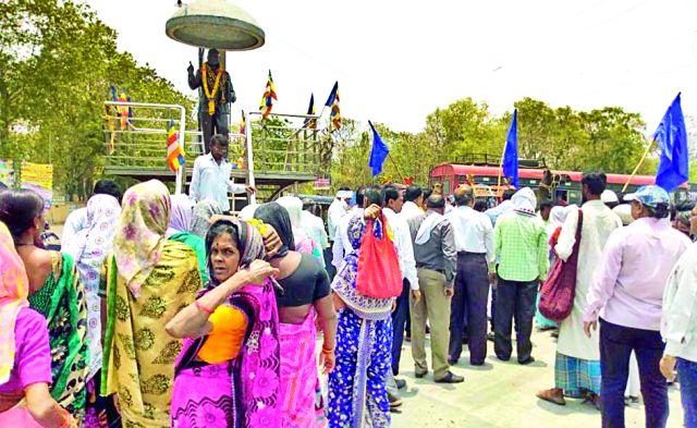 Quickly solve the problems of slum dwellers | झोपडपट्टीवासीयांच्या समस्या त्वरित सोडवा Quickly solve the problems of slum dwellers | झोपडपट्टीवासीयांच्या समस्या त्वरित सोडवा