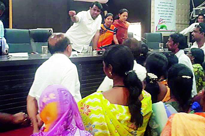 Citizens of Wanoda for water In the hall | पाण्यासाठी वानोडाचे नागरिक जि.प. सभागृहात Citizens of Wanoda for water In the hall | पाण्यासाठी वानोडाचे नागरिक जि.प. सभागृहात