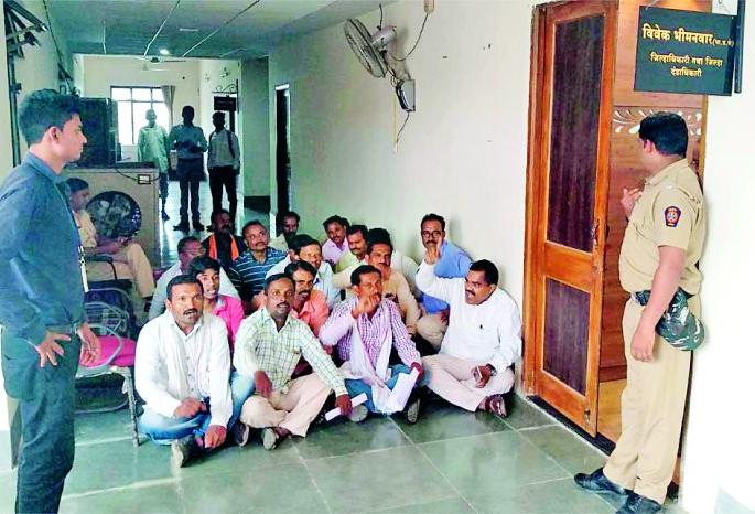 Settled in front of District Collector | जिल्हाधिकाऱ्यांच्या दालनासमोर ठिय्या