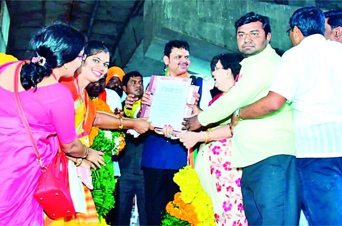 Submission to Chief Minister for 3,000 women seeking employment | रोजगाराच्या मागणीसाठी ३ हजार महिलांचे मुख्यमंत्र्यांना निवेदन