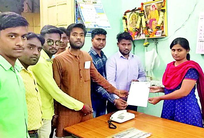 Take away the cup of the poor from the bank account | दुर्बलांच्या बॅँक खात्यातील कपातीला आळा घाला Take away the cup of the poor from the bank account | दुर्बलांच्या बॅँक खात्यातील कपातीला आळा घाला