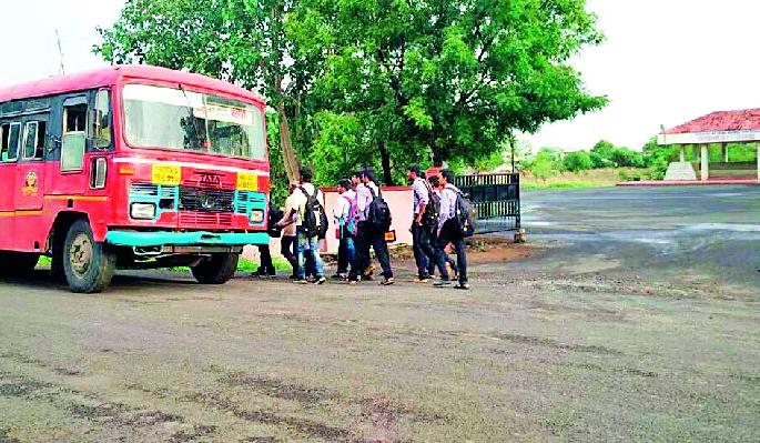Lalparila bus station 'Allergy' | लालपरीला बसस्थानकाची ‘अॅलर्जी’ Lalparila bus station 'Allergy' | लालपरीला बसस्थानकाची ‘अॅलर्जी’