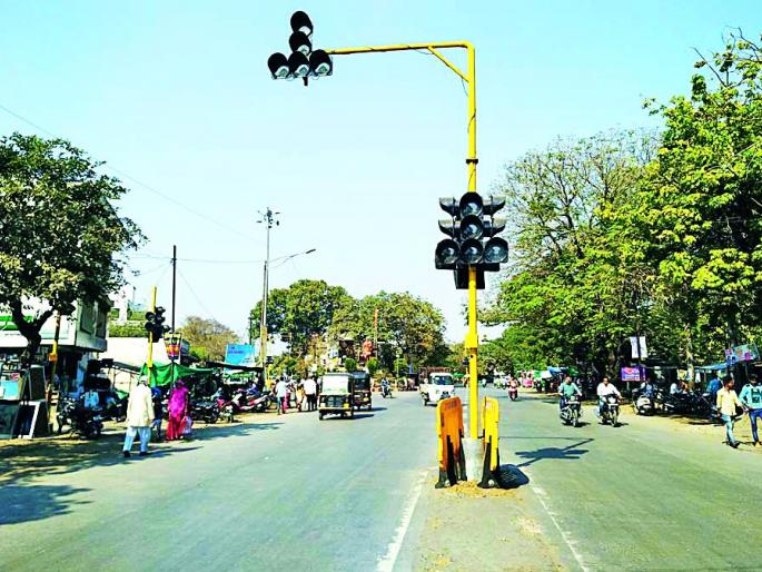 Dig the 'construction' to the signal system | सिग्नल यंत्रणेला ‘बांधकाम’चा खोडा Dig the 'construction' to the signal system | सिग्नल यंत्रणेला ‘बांधकाम’चा खोडा
