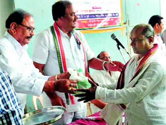 Free Permanent Trap for Farmers by Market Committee | बाजार समितीतर्फे शेतकऱ्यांना विनामुल्य फेरोमन ट्रॅप Free Permanent Trap for Farmers by Market Committee | बाजार समितीतर्फे शेतकऱ्यांना विनामुल्य फेरोमन ट्रॅप