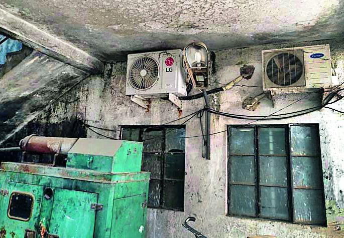 Municipal office forgot cleanliness! | पालिका कार्यालयाला स्वच्छतेचा विसर! Municipal office forgot cleanliness! | पालिका कार्यालयाला स्वच्छतेचा विसर!